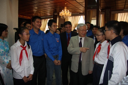 Tổng Bí thư Nguyễn Phú Trọng trao đổi vui vẻ với các em thiếu niên tiêu biểu